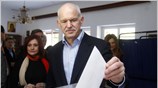 Ο Γιώργος Παπανδρέου ψηφίζει, την Κυριακή, σε εκλογικό τμήμα στη Νέα Ερυθραία ...