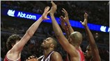 Οι παίκτες του Σικάγο μαρκάρουν τον Tyson Chandler, των New York Knicks. ...