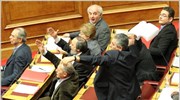 Ο βουλευτής του ΚΚΕ Γιώργος Μαυρίκος πετά το κείμενο του νομοσχεδίου στα ...