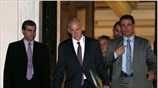 Ο πρόεδρος του ΠΑΣΟΚ Γιώργος Παπανδρέου αποχωρεί από το Μέγαρο Μαξίμου μετά ...