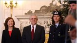 Τα κάλαντα στον πρωθυπουργό Λουκά Παπαδήμο και τη σύζυγό του Σάνα Ινγκραμ ...
