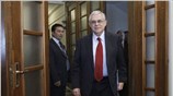 Το θέμα των δεσμεύσεων των πολιτικών αρχηγών που στηρίζουν την κυβέρνηση Παπαδήμου, ...