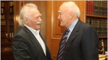 Ο Πρόεδρος της Δημοκρατίας Κάρολος Παπούλιας υποδέχεται τον Μανώλη Γλέζο στην συνάντηση ...