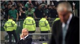 Ο προπονητής του Ολυμπιακού, Ντούσαν Ιβκοβιτς (A) αντιδρά κατά την διάρκεια του ...