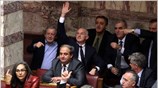 Ο πρόεδρος του ΠΑΣΟΚ Γιώργος Παπανδρέου ψηφίζει κατά την διάρκεια της τρίτης ...