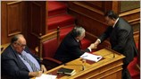Ο πρόεδρος του ΛΑΟΣ Γιώργος Καρατζαφέρης χαιρετά τον εντολοδόχο πρωθυπουργό Λουκά Παπαδήμο ...