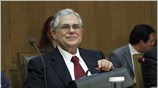 Ως μια φιγούρα «άχρωμη» που όμως «χαίρει σεβασμού και εκτίμησης στο εξωτερικό», ...