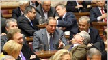 Ο πρώην πρωθυπουργός Κώστας Καραμανλής (Κ) συνομιλεί με βουλευτές της ΝΔ στην ...