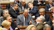 Ο πρώην πρωθυπουργός Κώστας Καραμανλής (Κ) συνομιλεί με βουλευτές της ΝΔ στην ...