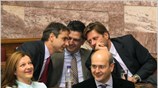 Οι Κυριάκος Μητσοτάκης (2Α), Μιχάλης Μπεκίρης (Κ) και Μιλτιάδης Βαρβιτσιώτης (Δ) συνομιλούν ...
