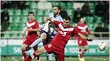 Ο παίκτης της Ξάνθης Μαρκόφσκι (Δ) μαρκάρεται από τον παίκτη της Κέρκυρας ...