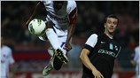 Ο Μπενάρντ Κουμορτζί παίκτης του Πανιωνίου( Α) διεκδικεί την μπάλα από τον ...