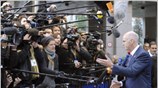 «Η κρίση δεν είναι ελληνική, αλλά ευρωπαϊκή», δήλωσε ο Γιώργος Παπανδρέου εισερχόμενος ...