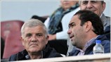 Ο Δημήτρης Μελισσανίδης (Α) παρακολουθεί τον αγώνα για την 5η αγωνιστική της ...