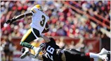 Ο Rob Cote των Calgary Stampeders κάνει τάκλιν στον Jason Armstead των ...
