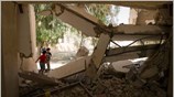 Τριάντα δύο άνθρωποι, μεταξύ των οποίων ο Χάμις Καντάφι, γιος του Λίβυου ...