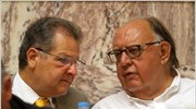Ο αντιπρόεδρος της κυβέρνησης Θεόδωρος Πάγκαλος συνομιλεί με τον αναπληρωτή υπουργό Οικονομικών ...
