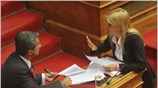 Ο υπουργός Υγείας Ανδρέας Λοβέρδος συνομιλεί με τη βουλευτή Έλενα Ράπτη κατά ...