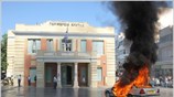 Φωτιά σε ένα παλιό ταξί έβαλαν σήμερα οι ταξιτζήδες, αφού το περιέλουσαν ...