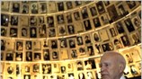 Ο Πρόεδρος της Δημοκρατίας Κάρολος Παπούλιας πραγματοποίησε σήμερα επίσκεψη στο Μουσείο Ολοκαυτώματος ...