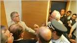 Ο πρόεδρος του ΣΑΤΑ Θύμιος Λυμπερόπουλος με μέλη του σωματείου αυτοκινητιστών Ταξί ...