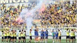Οι παίκτες και το τεχνικό επιτελείο του Αρη χαιρετάνε τους φιλάθλους  ...