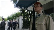 Ο πρωθυπουργός Γιώργος Παπανδρέου, κατά την είσοδό του στο Προεδρικό Μέγαρο, όπου ...