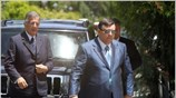 Ο πρόεδρος του ΛΑ.Ο.Σ Γιώργος Καρατζαφέρης φθάνει στο Μέγαρο Μαξίμου για να ...