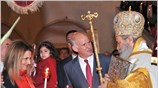 Ο πρωθυπουργός Γιώργος Παπανδρέου στην αναστάσιμη ακολουθία στην Υδρα. ...