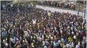 Χιλιάδες άνθρωποι πραγματοποίησαν το Σάββατο πορεία διαμαρτυρίας στην πόλη της νότιας Συρίας, ...