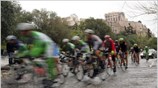 Ποδηλάτες που συμμετέχουν στον 17ο Διεθνή Ποδηλατικό Γύρο Ελλάδας περνούν μπροστά από ...
