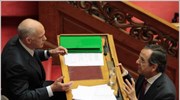 Ο αρχηγός της αξιωματικής αντιπολίτευσης συνομιλεί με τον πρωθυπουργό στη Βουλή. Ο ...