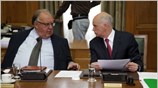 Ο αντιπρόεδρος της κυβέρνησης Θ. Πάγκαλος συνομιλεί με τον πρωθυπουργό Γ. Παπανδρέου ...