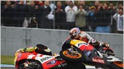 Ο Αυστραλός Casey Stoner «περνά από πάνω» τον Ιταλό Valentino Rossi, στη ...