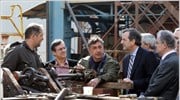 Ο πρόεδρος της Νέας Δημοκρατίας Αντώνης Σαμαράς συνομιλεί με εργαζόμενους κατά την ...