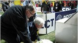 Φίλαθλοι της Μάντσεστερ Σίτι κατάθέτουν στεφάνι στο μνημείο των φιλάθλων του Αρη, ...