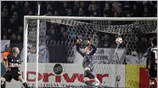 Οι παίκτες του ΠΑΟΚ Κώστας Χαλκιάς και Μπρούνο Τσιρίλο βλέπουν τη μπάλα ...