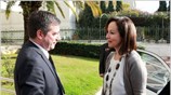 Ο δήμαρχος της Αθήνας Γιώργος Καμίνης συνομιλεί με την υπουργό παιδείας Αννα ...