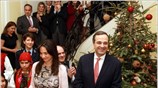 Στο γραφείο του στην οδό Ρηγίλλης άκουσε τα κάλαντα και δέχθηκε τις ...