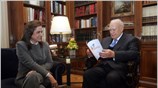 Την ιδρυτική διακήρυξη της «Δημοκρατικής Συμμαχίας», παρέδωσε στον Πρόεδρο της Δημοκρατίας η ...