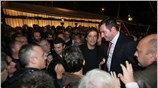 O νέος δήμαρχος Αθηναίων Γιώργος Καμίνης μετά την ομιλία του σε πλήθος ...