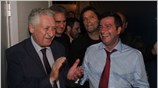 Ο πρόεδρoς της Δημοκρατικής Αριστεράς Φώτης Κουβέλης συγχαίρει το νέο δήμαρχο Αθηναίων ...