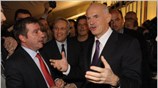 Στο εκλογικό κέντρο του Γ. Καμίνη μετέβη ο Πρωθυπουργός για να συγχαρεί ...