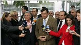 Eχοντας δίπλα του τον Παναγιώτη Ψωμιάδη, ο Γιώργος Καρατζαφέρης από τη Θεσσαλονίκη, ...