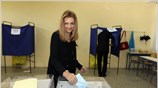 Η σύζυγος του  πρωθυπουργού Γιώργου Παπανδρέου, Αντα, ψηφίζει για τις Δημοτικές ...