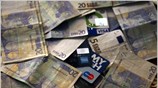 Να διερευνήσει τη νομιμότητα της πρακτικής που ακολουθούν οι εκδότριες χρεωστικών και ...