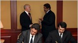 Με ανάμεικτες αντιδράσεις υποδέχθηκε ο πολιτικός κόσμος την υπογραφή οικονομικής συμφωνίας με ...