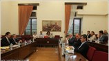 Ο υπουργός Οικονομικών Γιώργος Παπακωνσταντίνου και ο υφυπουργός Δημήτρης Κουσελάς, ενημερώνουν την ...