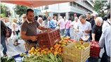 Παραγωγοί και πωλητές στις λαϊκές αγορές διαμαρτύρονται έξω από το υπουργείο Οικονομικών ...