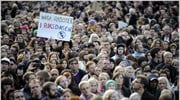 Χιλιάδες άτομα διαδήλωσαν τη Δευτέρα το απόγευμα στο κέντρο της Στοκχόλμης σε ...